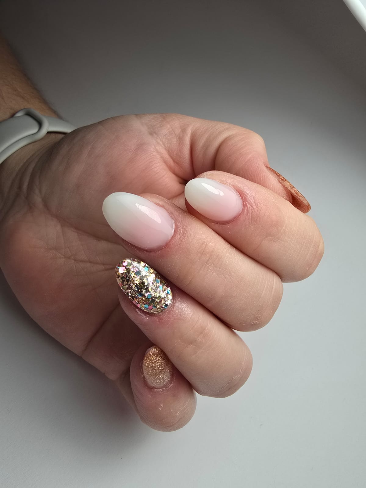 Baby boomer gel nokti s glitter akcentom i elegantnom manikurom, Knokty Zagreb