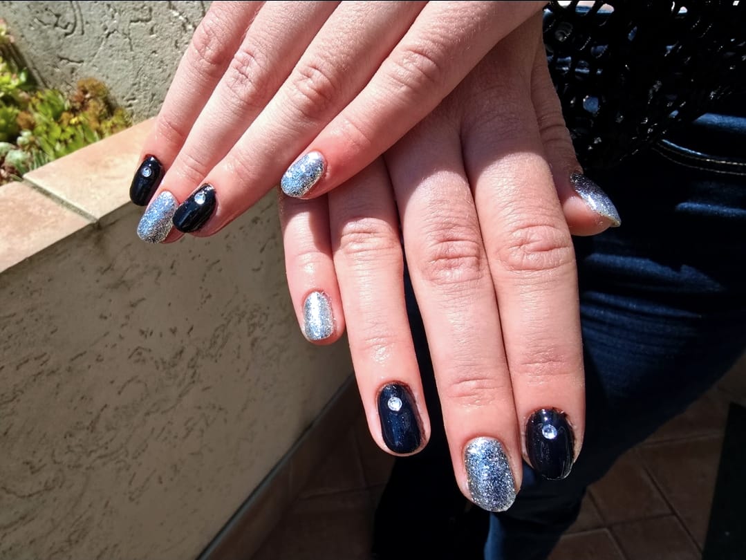 Nude manikura s glitter accent noktima, svečani look, Knokty Zagreb