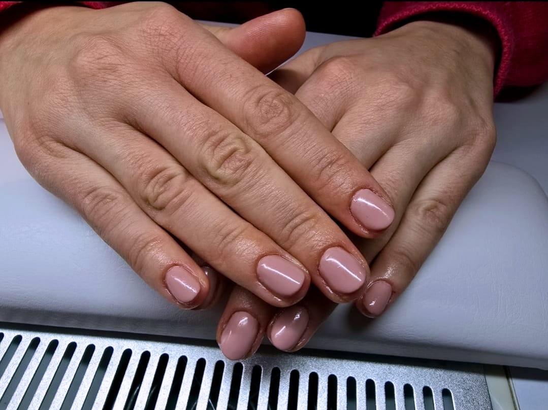 Tamno crveni gel nokti s glitter sjajem, profesionalna manikura, Knokty Zagreb